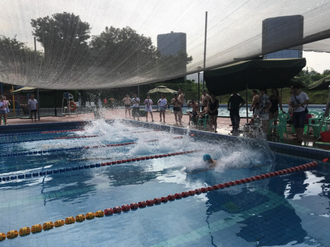 中流擊水，浪遏飛舟；奮勇爭先，友誼長存