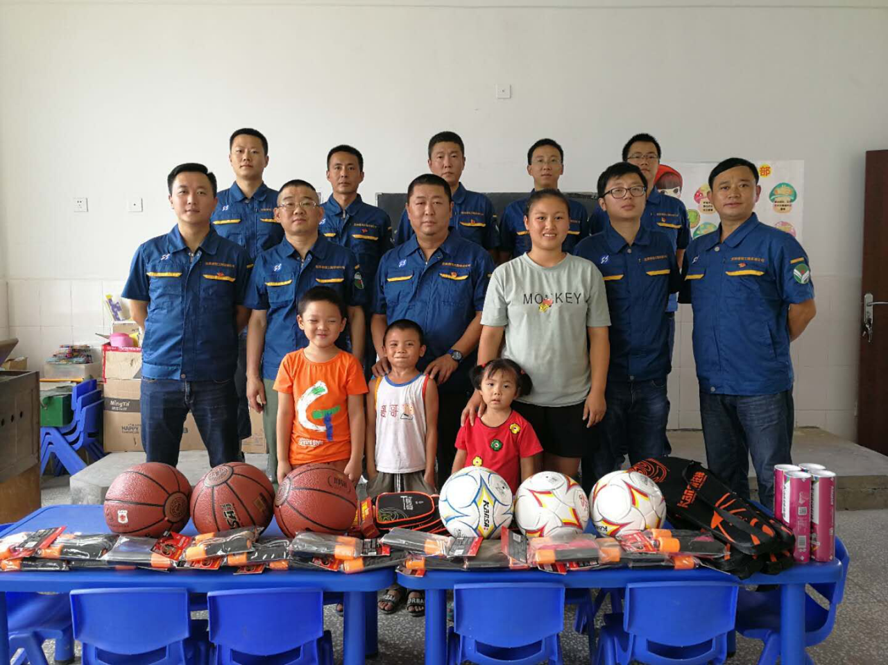 建恒黨支部應(yīng)急搶險突擊隊開展“青年文明號”進鄉(xiāng)村活動