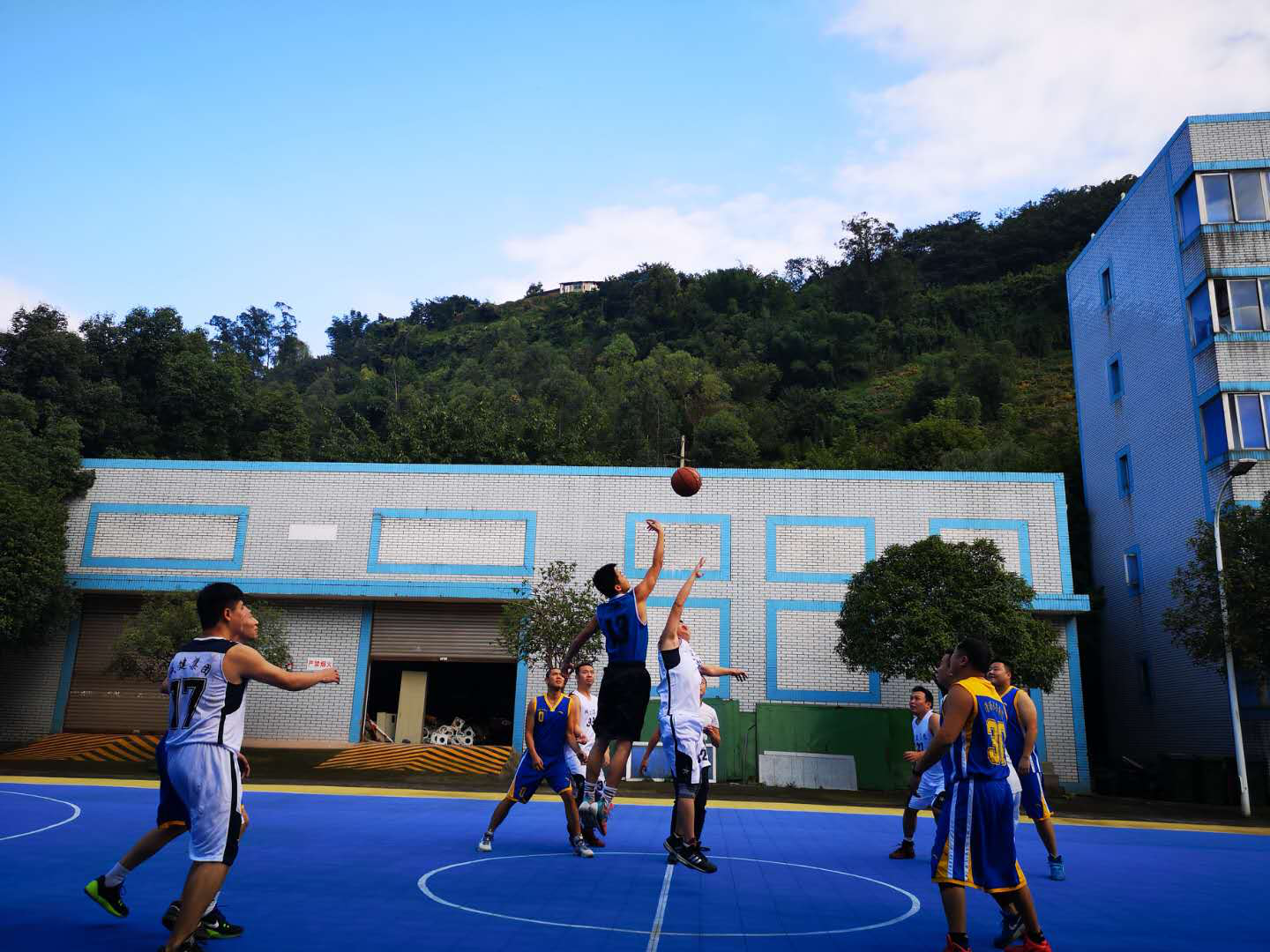 友情互動(dòng)勁在球場(chǎng) 結(jié)對(duì)互學(xué)共進(jìn)雙贏