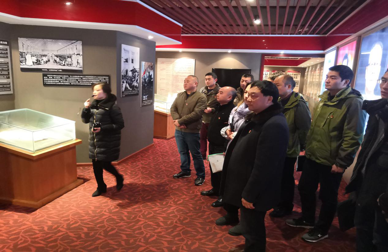 忠誠擔(dān)當(dāng)扛肩上，廉潔奉獻(xiàn)記心上