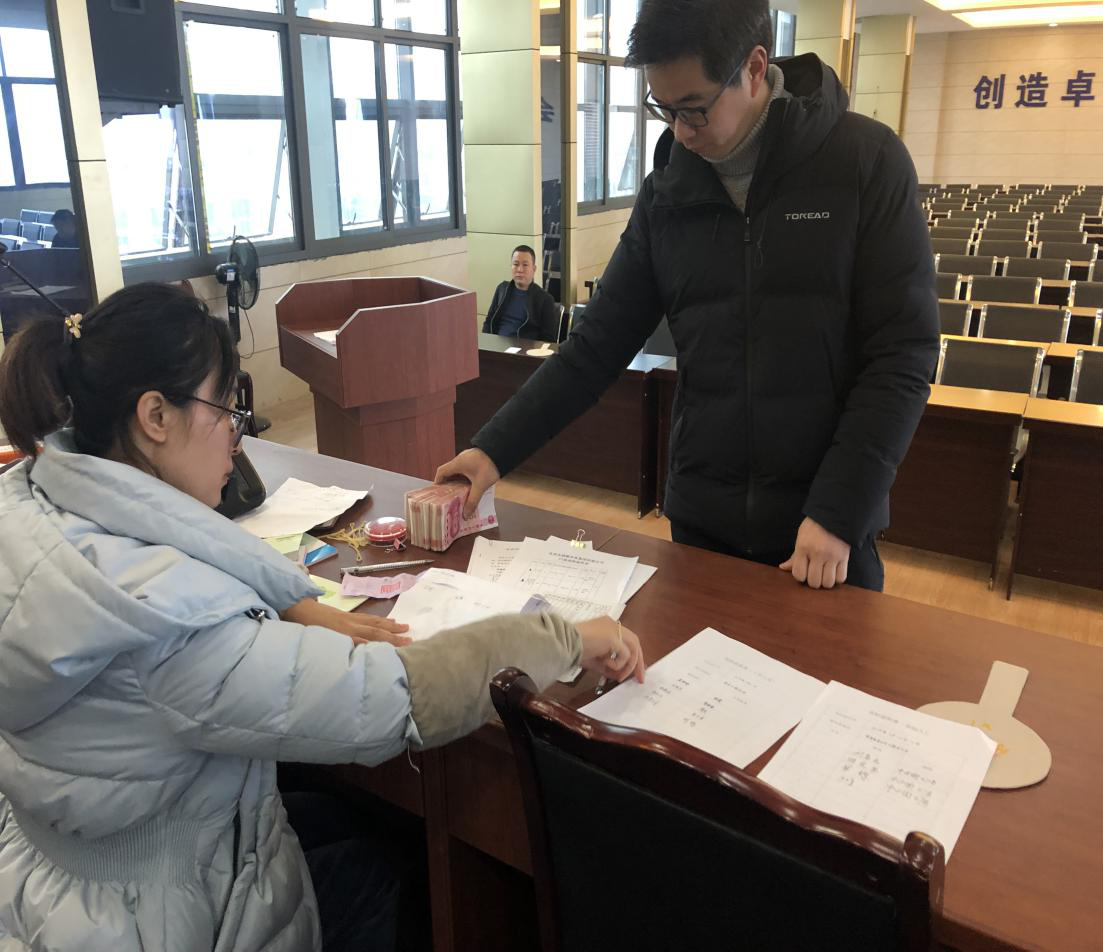 投資公司召開(kāi)門(mén)面租賃競(jìng)拍會(huì)